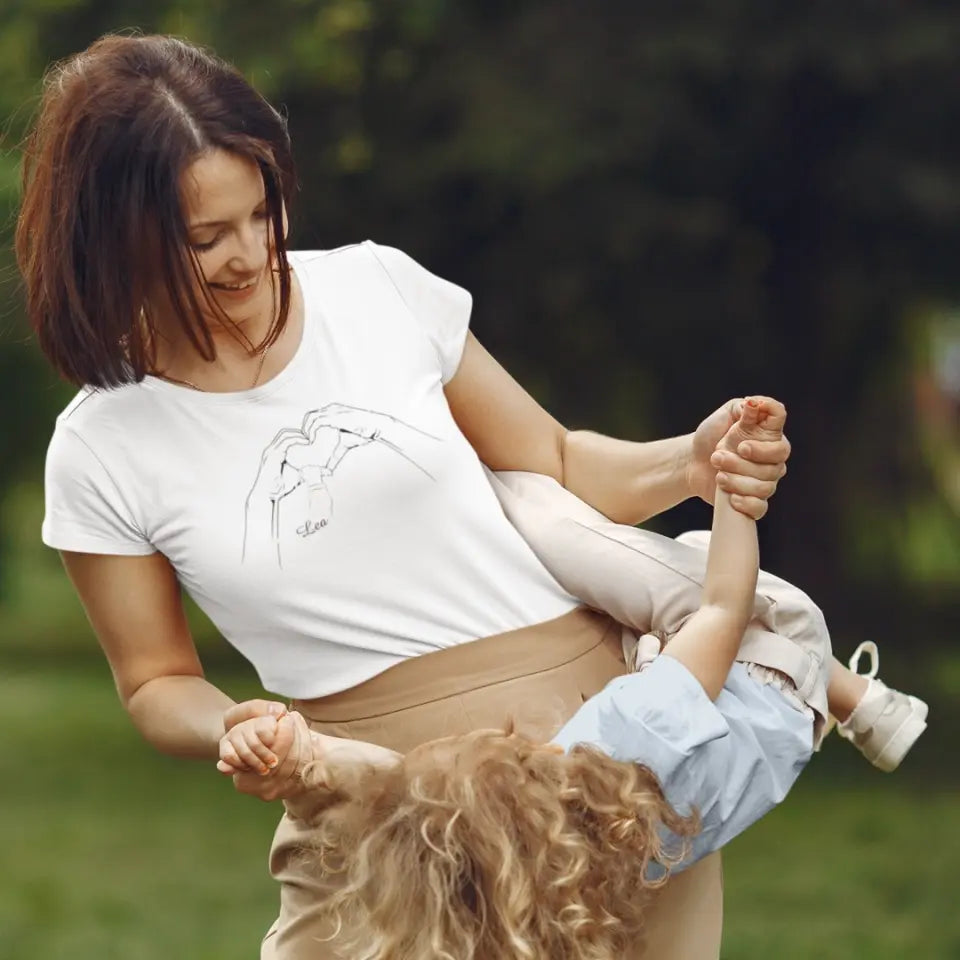 Herzhand mit Kinderhänden - Damen T-Shirt personalisierbar