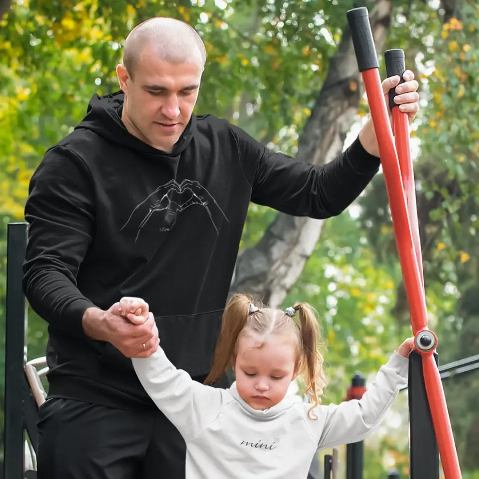 Herzhand mit Kinderhänden - Herren Hoodie personalisierbar